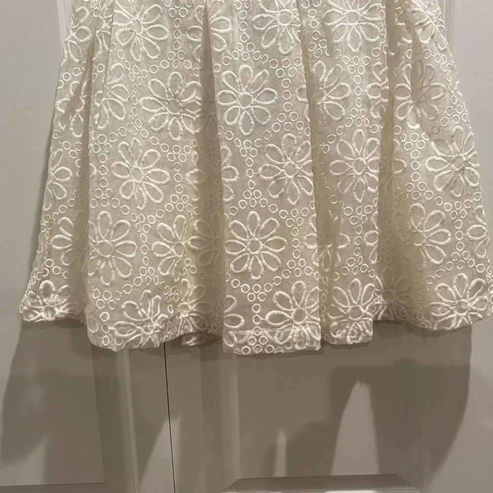 Bebe White Floral Circle Skirt w Back Zip Closure Size Medium - Picture 4 of 8